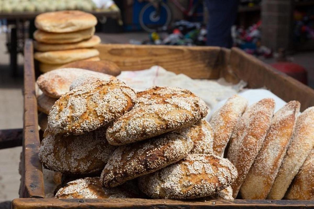 uma caixa de madeira cheia de donuts e pão
