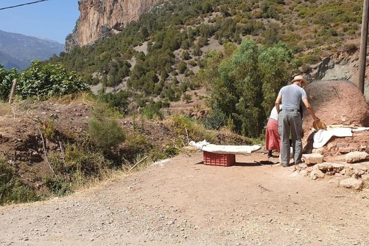 um homem e uma mulher parados em uma estrada de terra