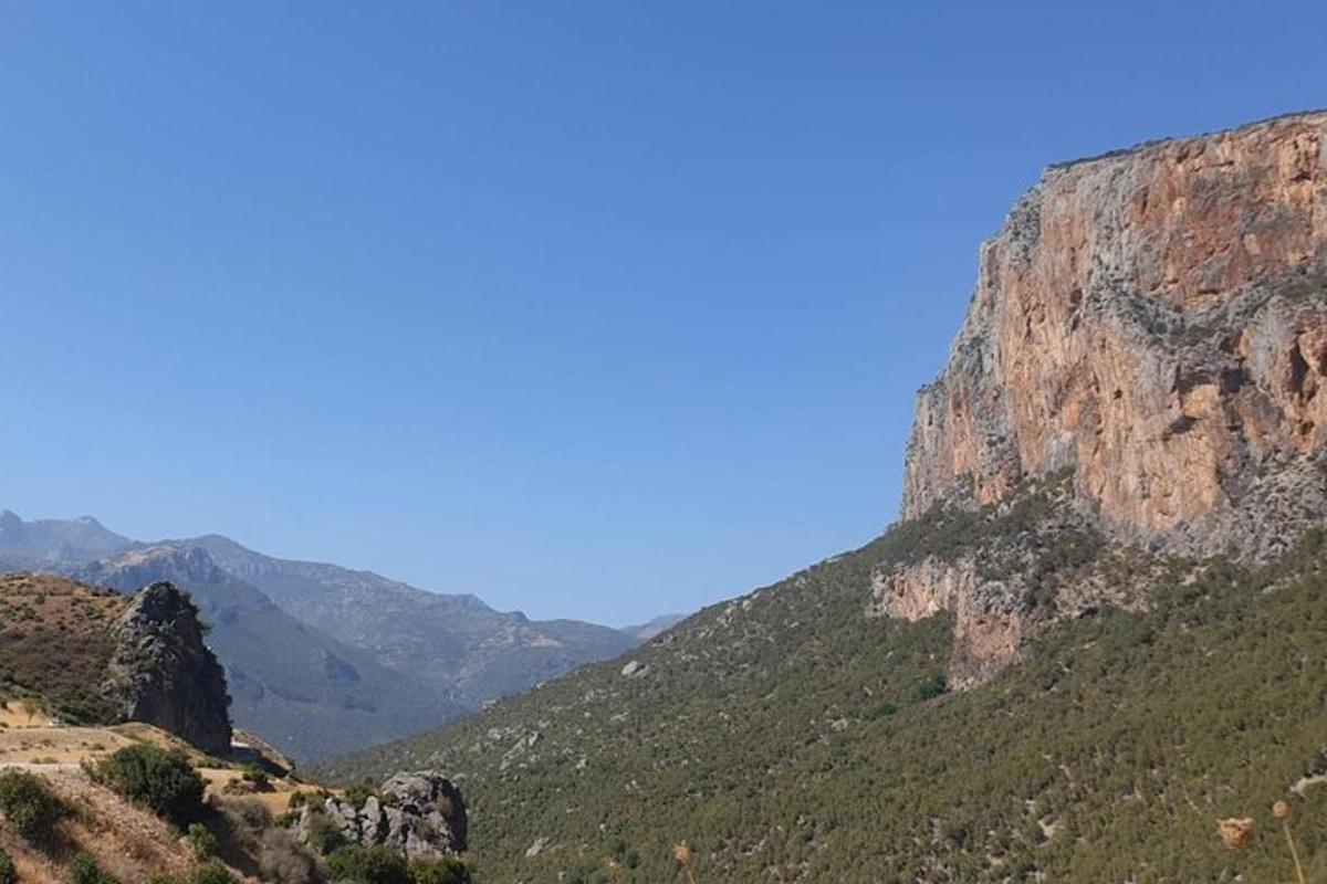 uma vista de uma montanha com um céu azul