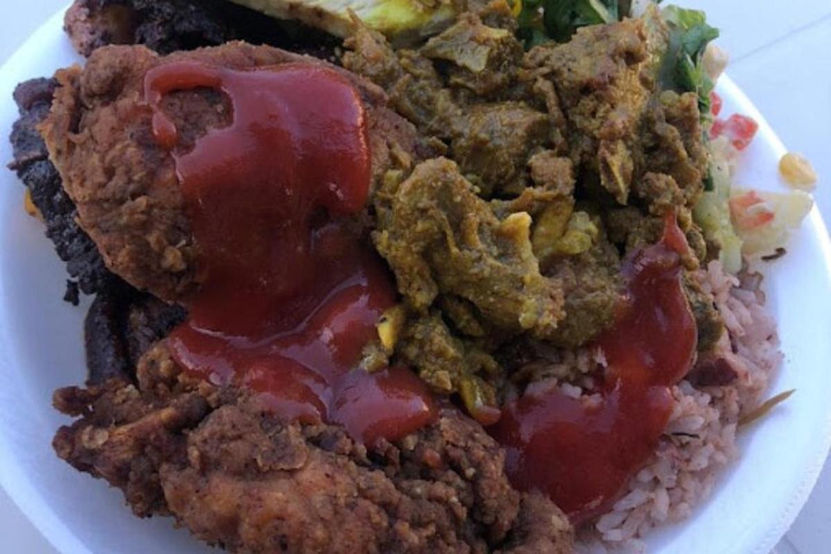 un piatto di cibo con carne, ketchup e riso