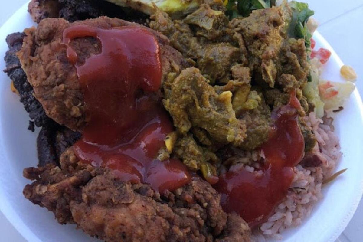 un piatto di cibo con carne, ketchup e riso