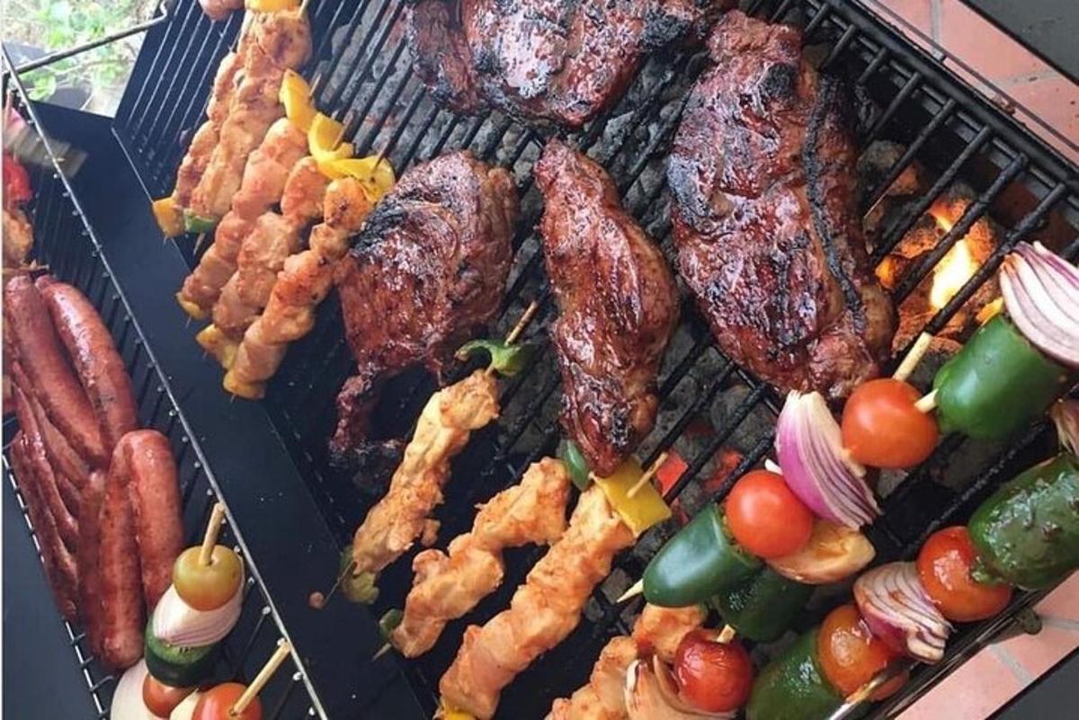 ein Grill mit verschiedenen Fleisch- und Gemüsesorten