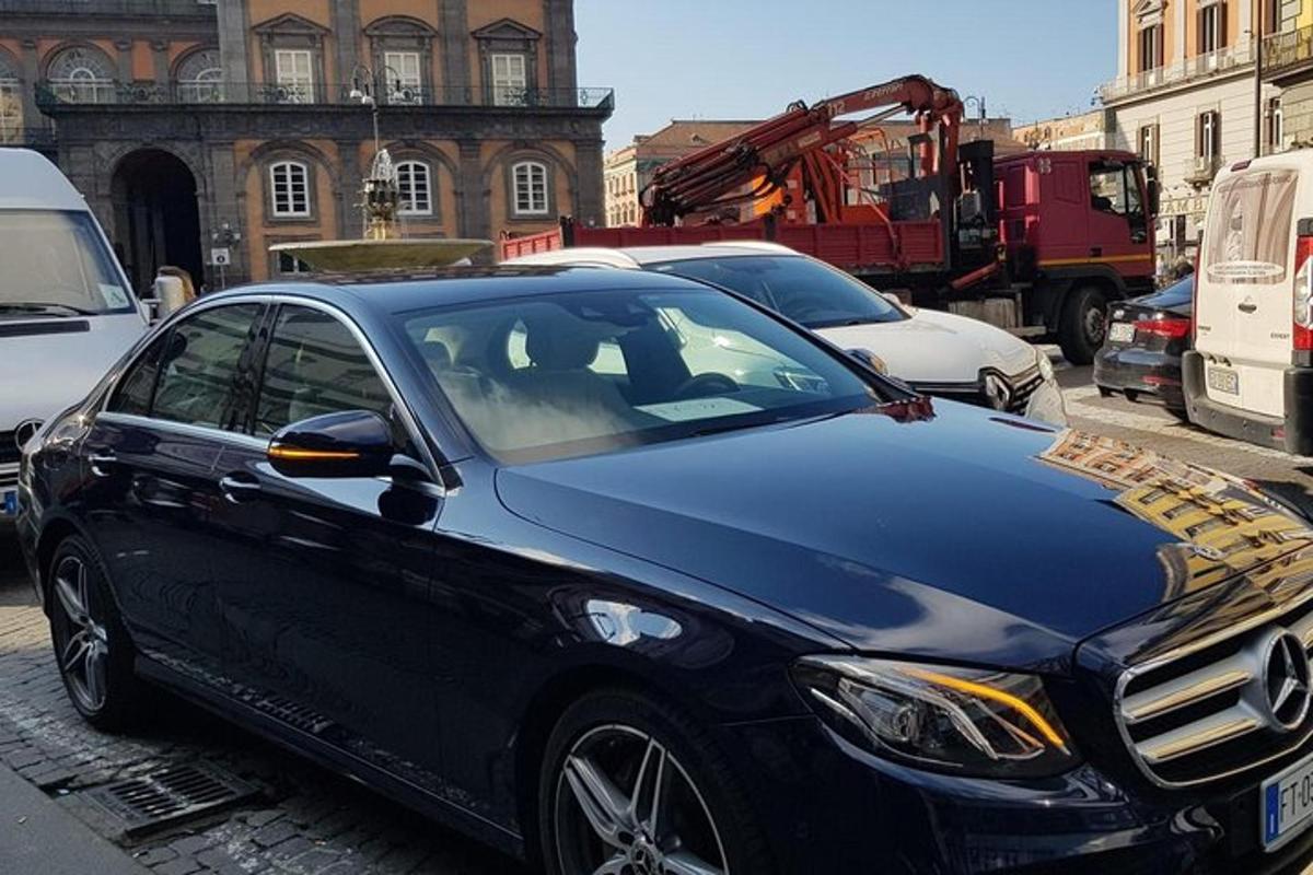 sebuah kereta hitam berhenti di tepi jalan