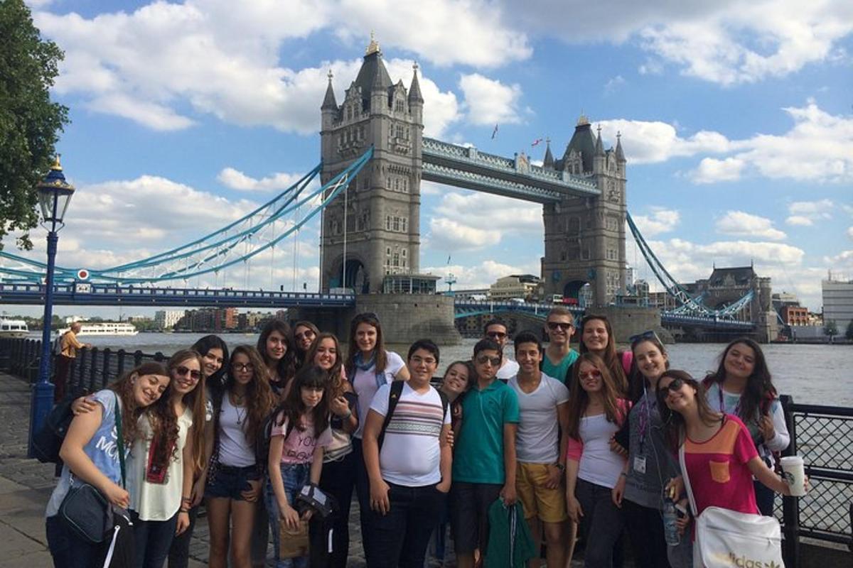 skupina lidí stojící před Tower Bridge