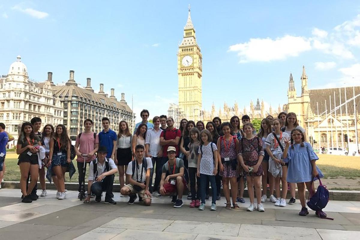 Skupina lidí pózuje před hodinovou věží Big Ben