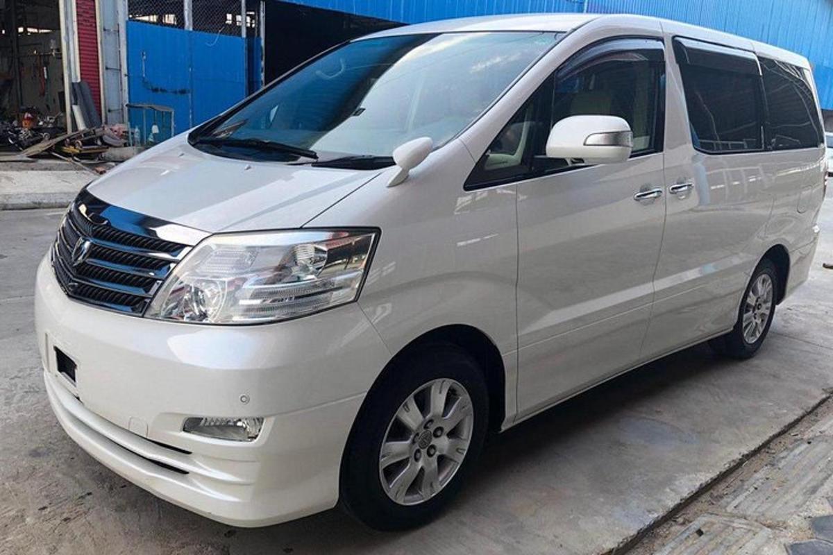 un furgone bianco è parcheggiato in un garage