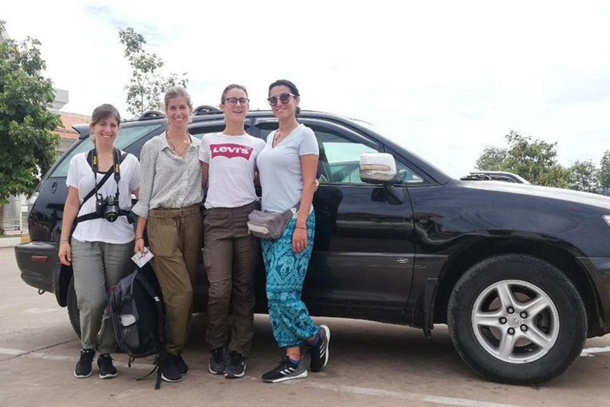 un gruppo di persone in piedi davanti a un'auto