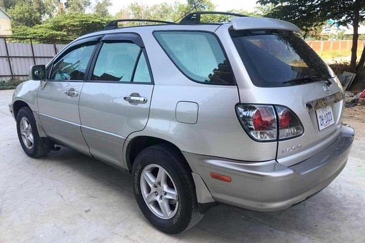 un'auto argentata parcheggiata in un parcheggio