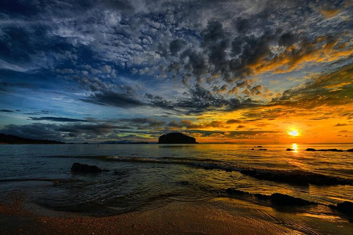 un tramonto su una spiaggia con l'oceano