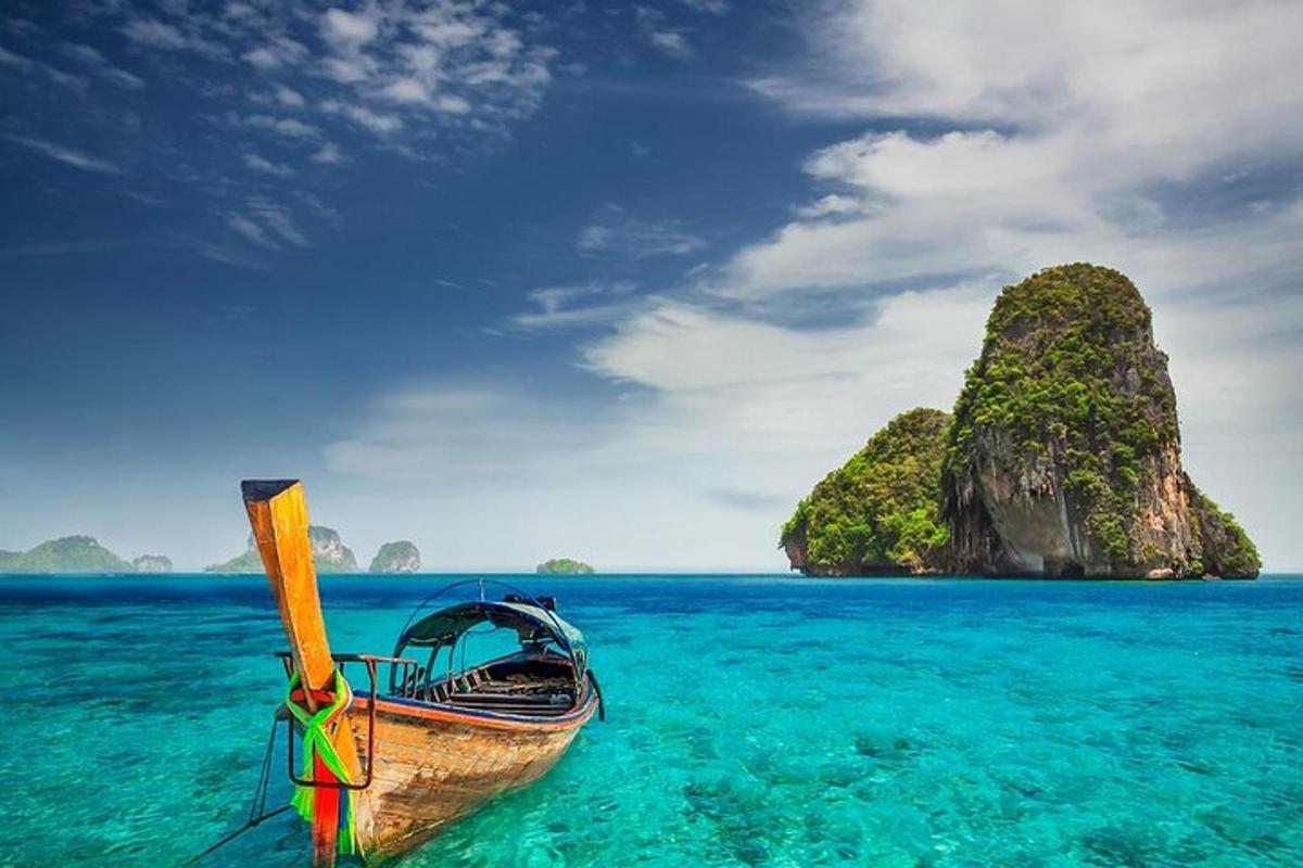 ein Boot im Meer mit einer Felsformation