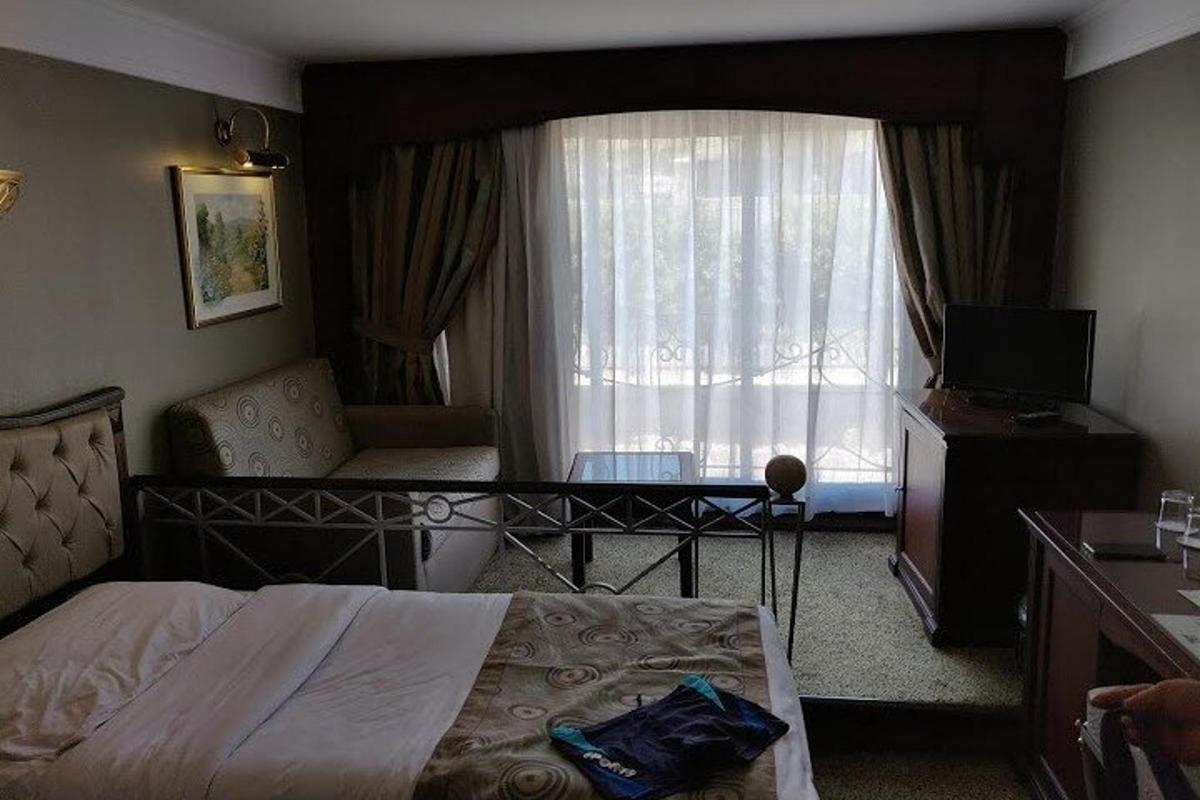 hotelska soba s posteljo in oknom