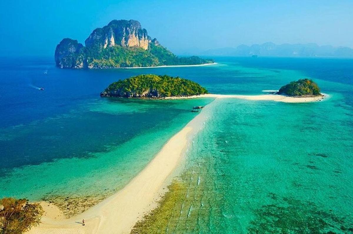 eine Luftaufnahme einer Insel im Ozean