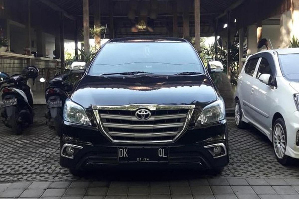 Un coche está aparcado en un estacionamiento