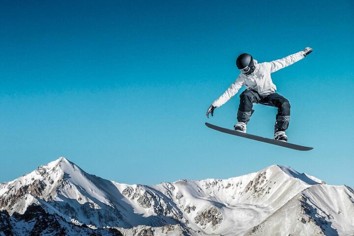 un home volant per l'aire mentre fa snowboard