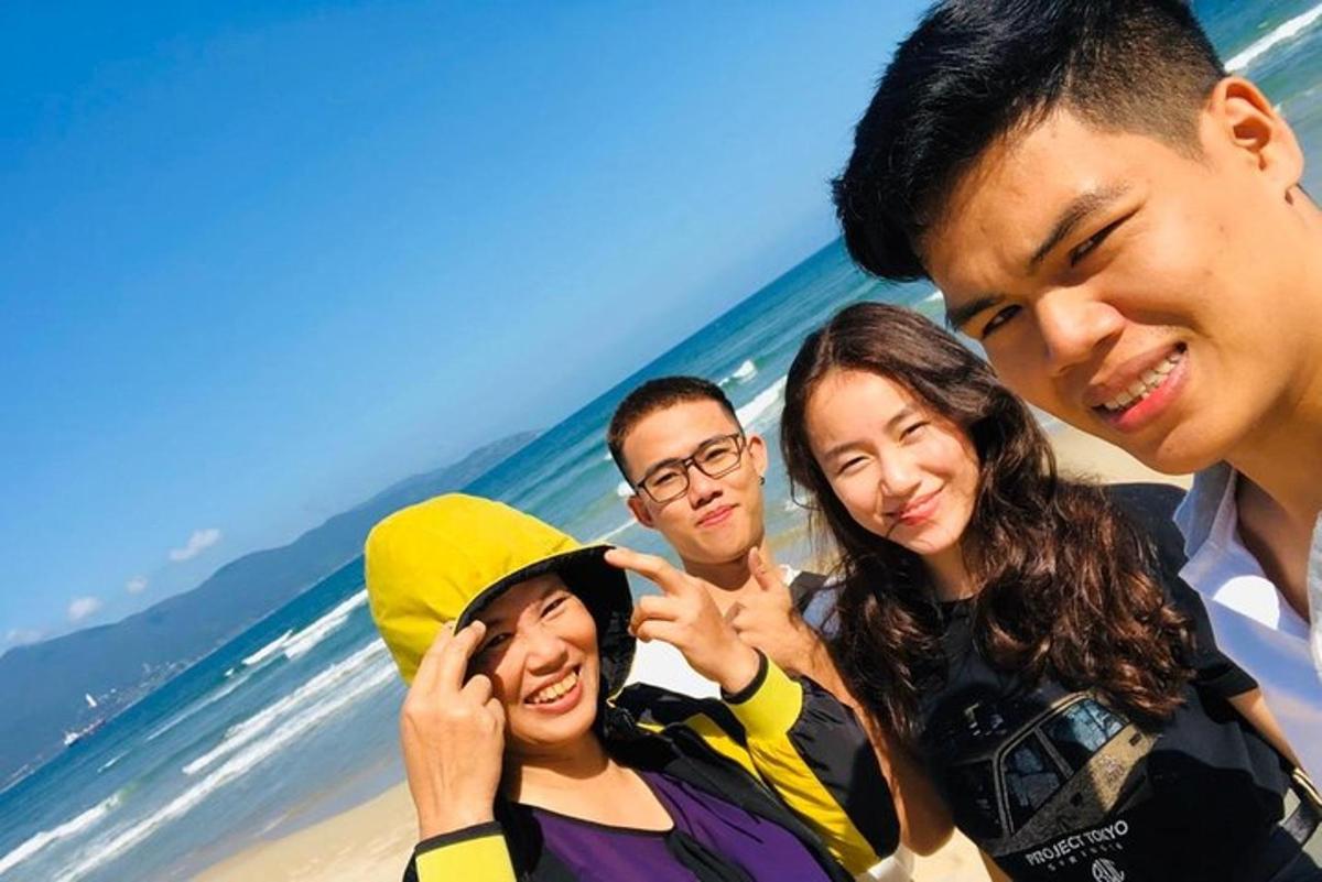 sekumpulan orang bergambar di pantai