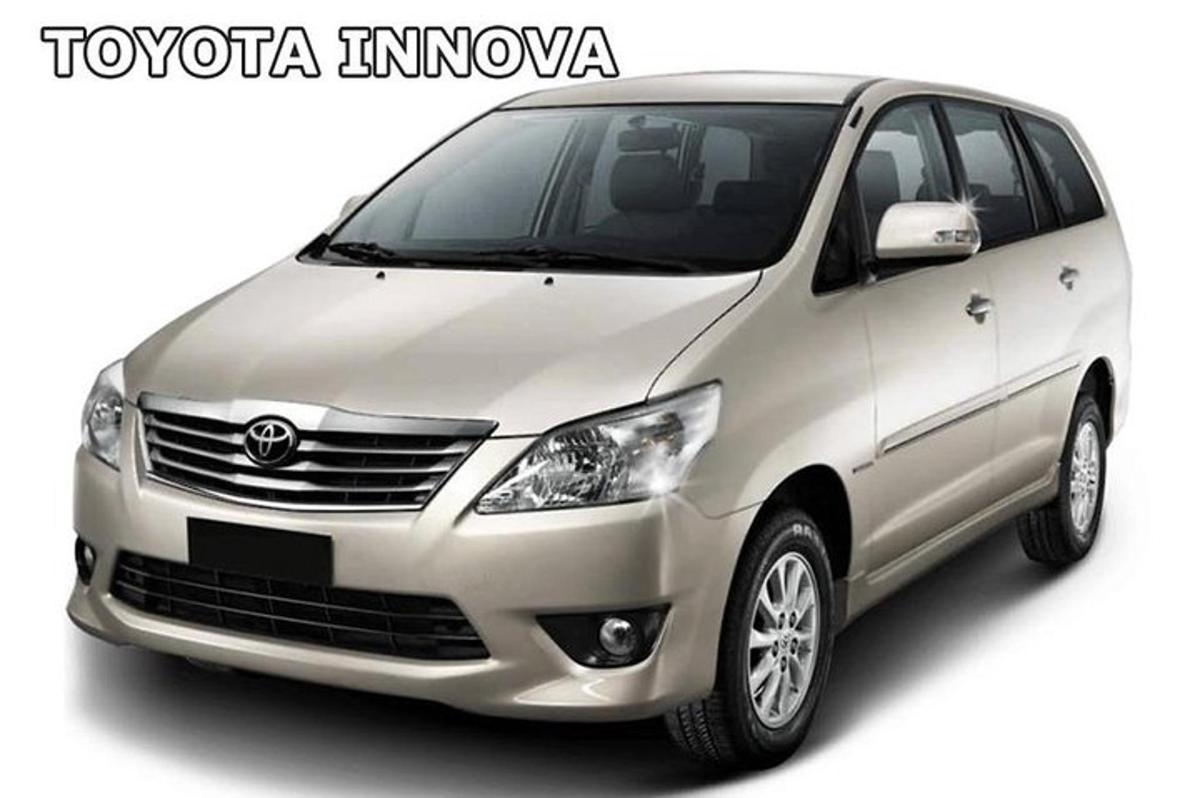 Una vista frontal de un Toyota Innovava plateado.