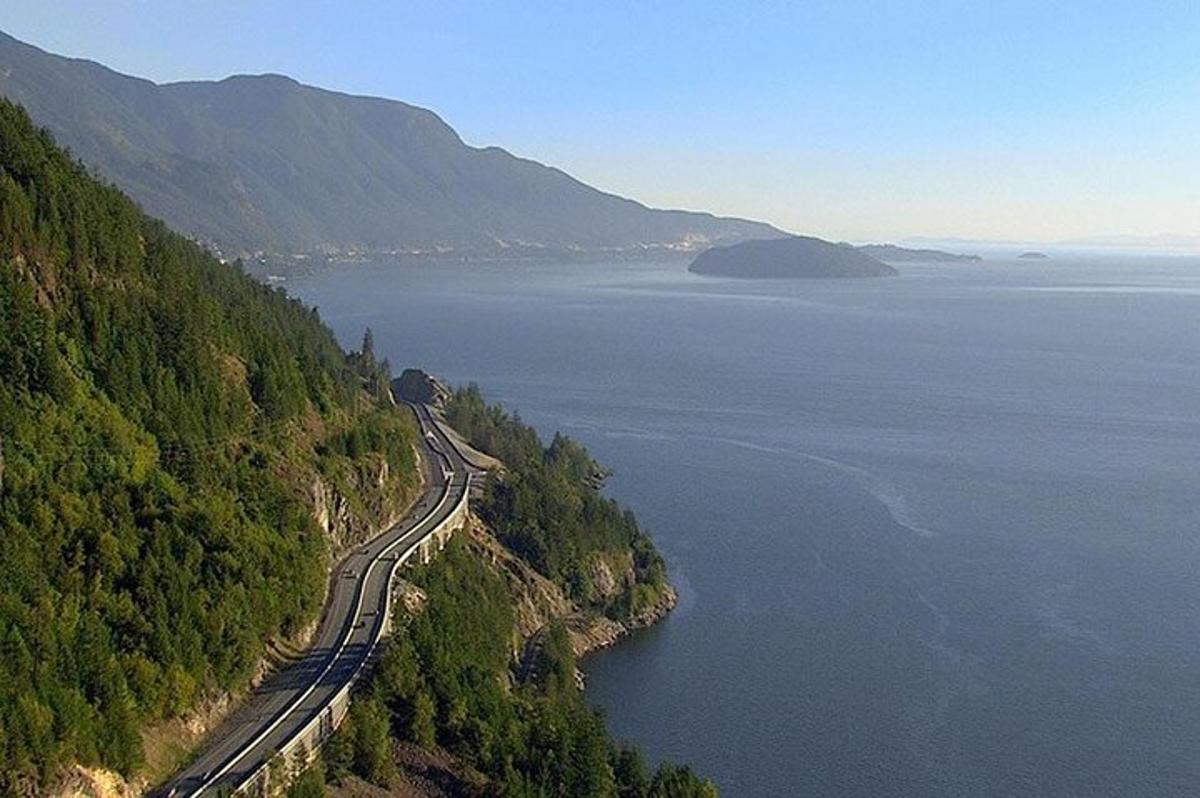 una vista aèria d'una muntanya amb aigua i un tren