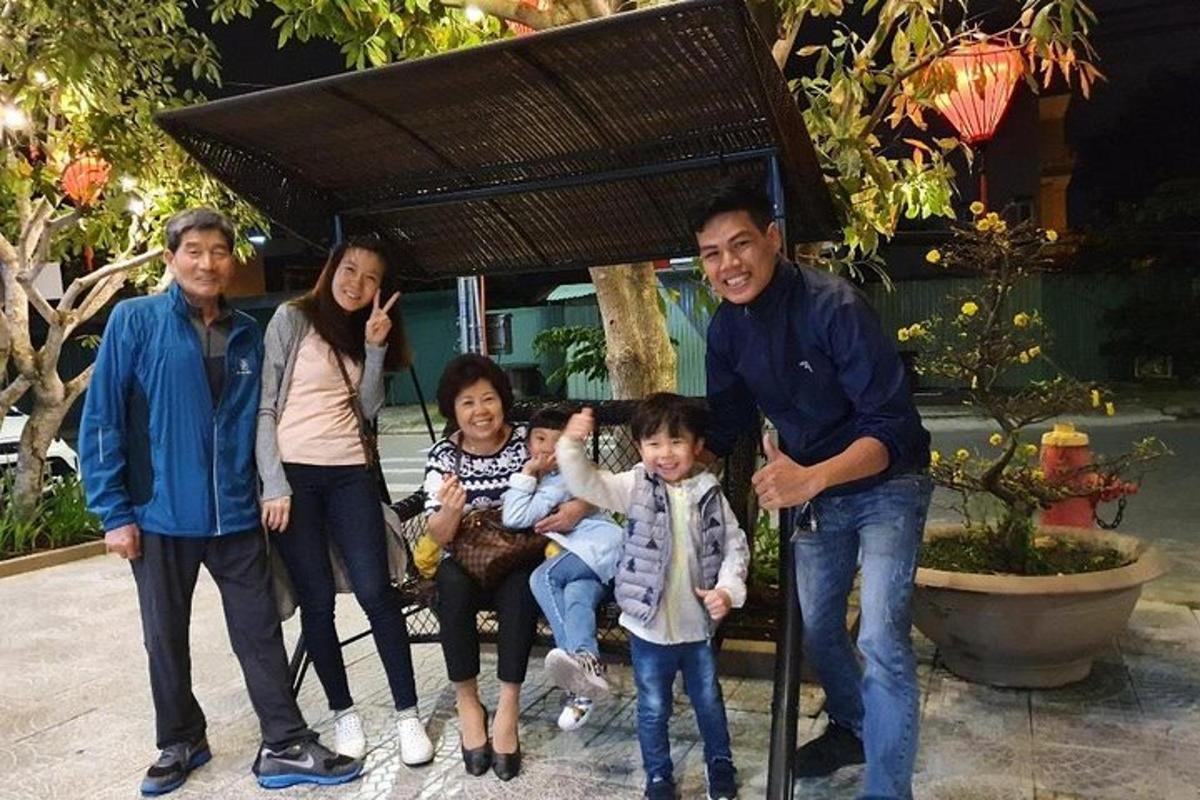 sekeluarga bergambar di atas bangku