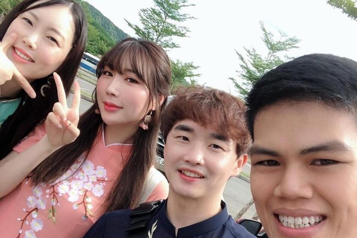 sekumpulan anak muda bergambar