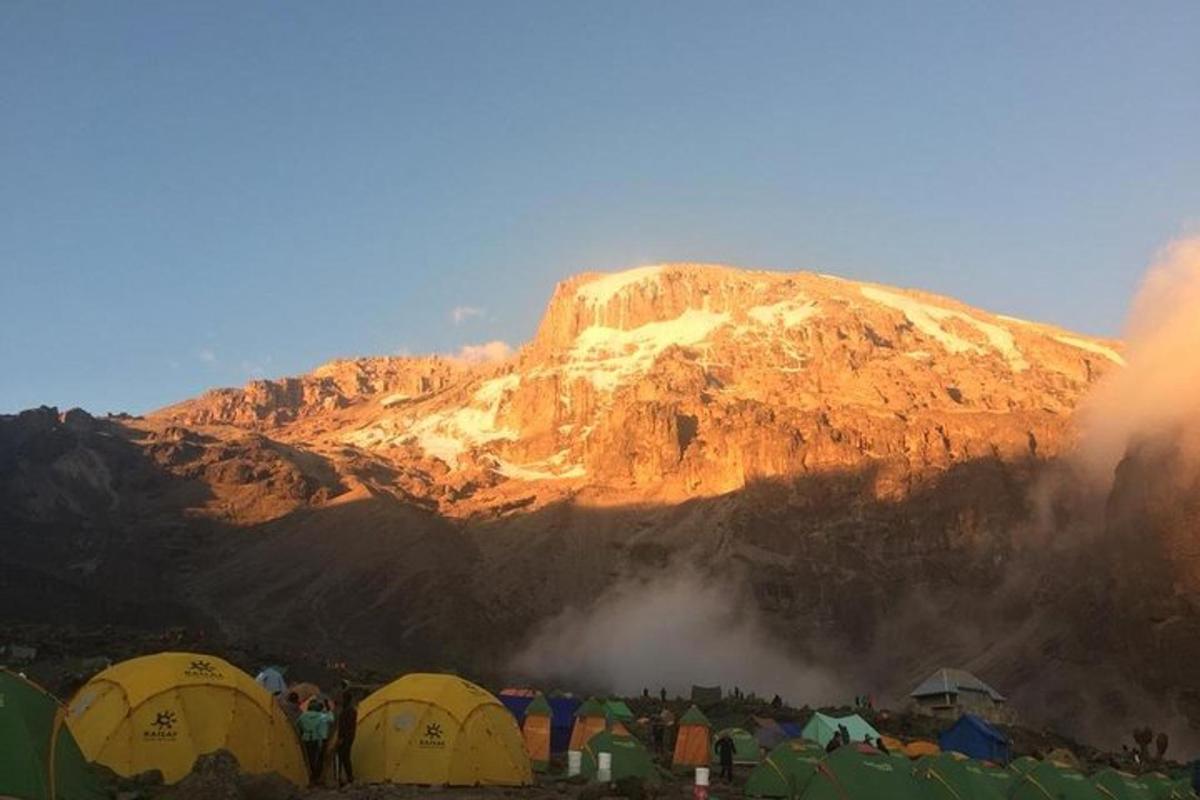 جبل مع مجموعة من الخيام أمامه