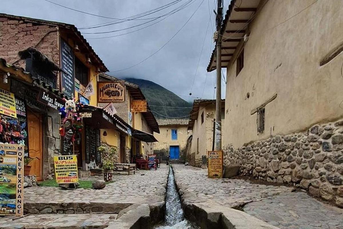 Un callejón con edificios y una fuente en una calle.