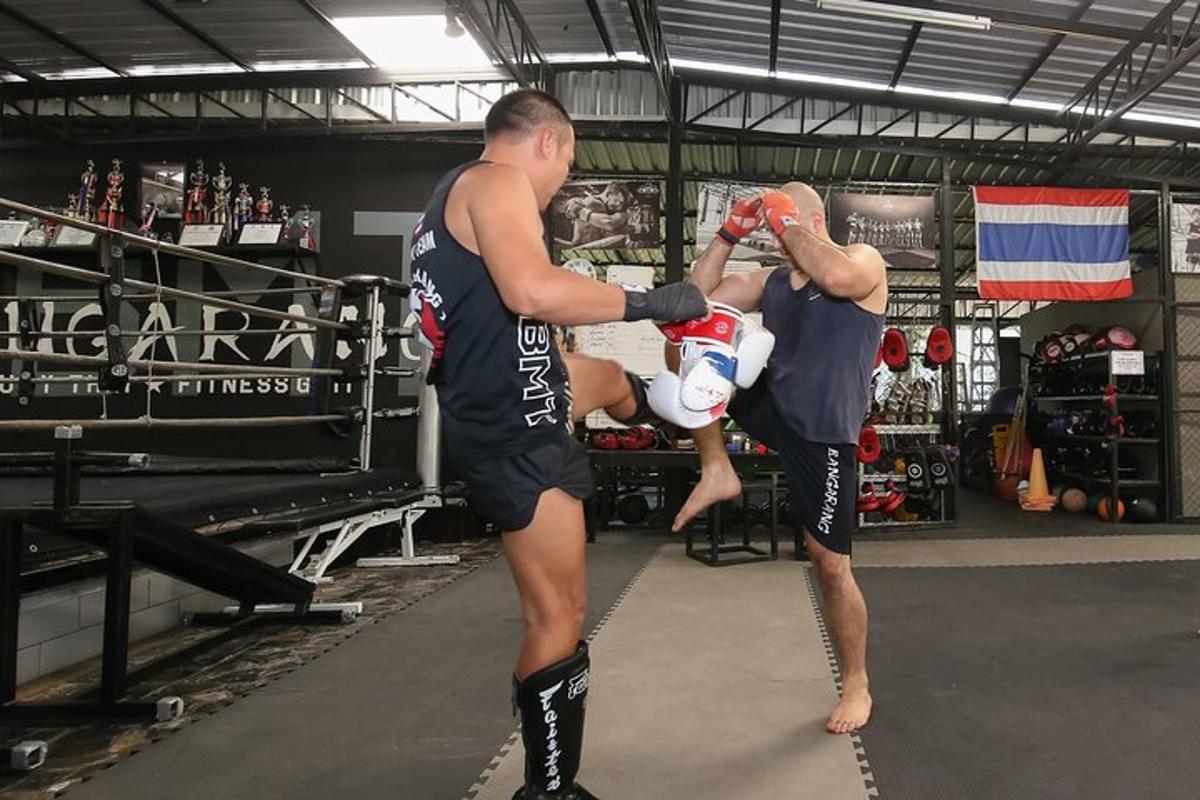 dois homens estão lutando boxe em um armazém