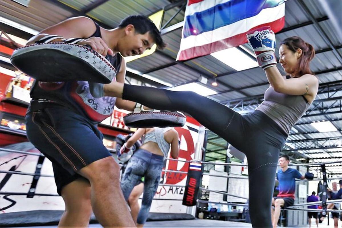 un parell de persones dempeus en un ring de boxa