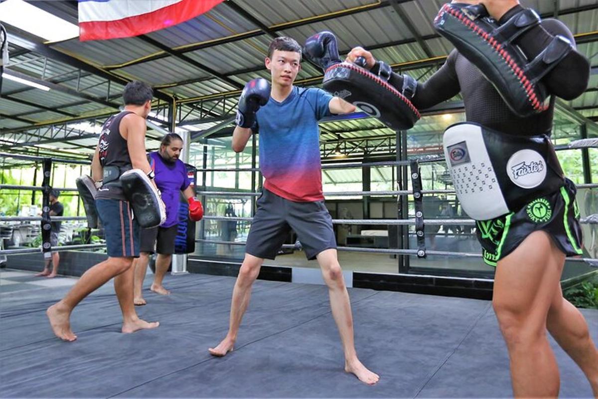 um grupo de pessoas em pé em um ringue de boxe