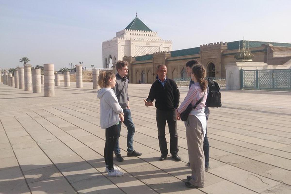 un grup de persones dempeus davant d'un edifici