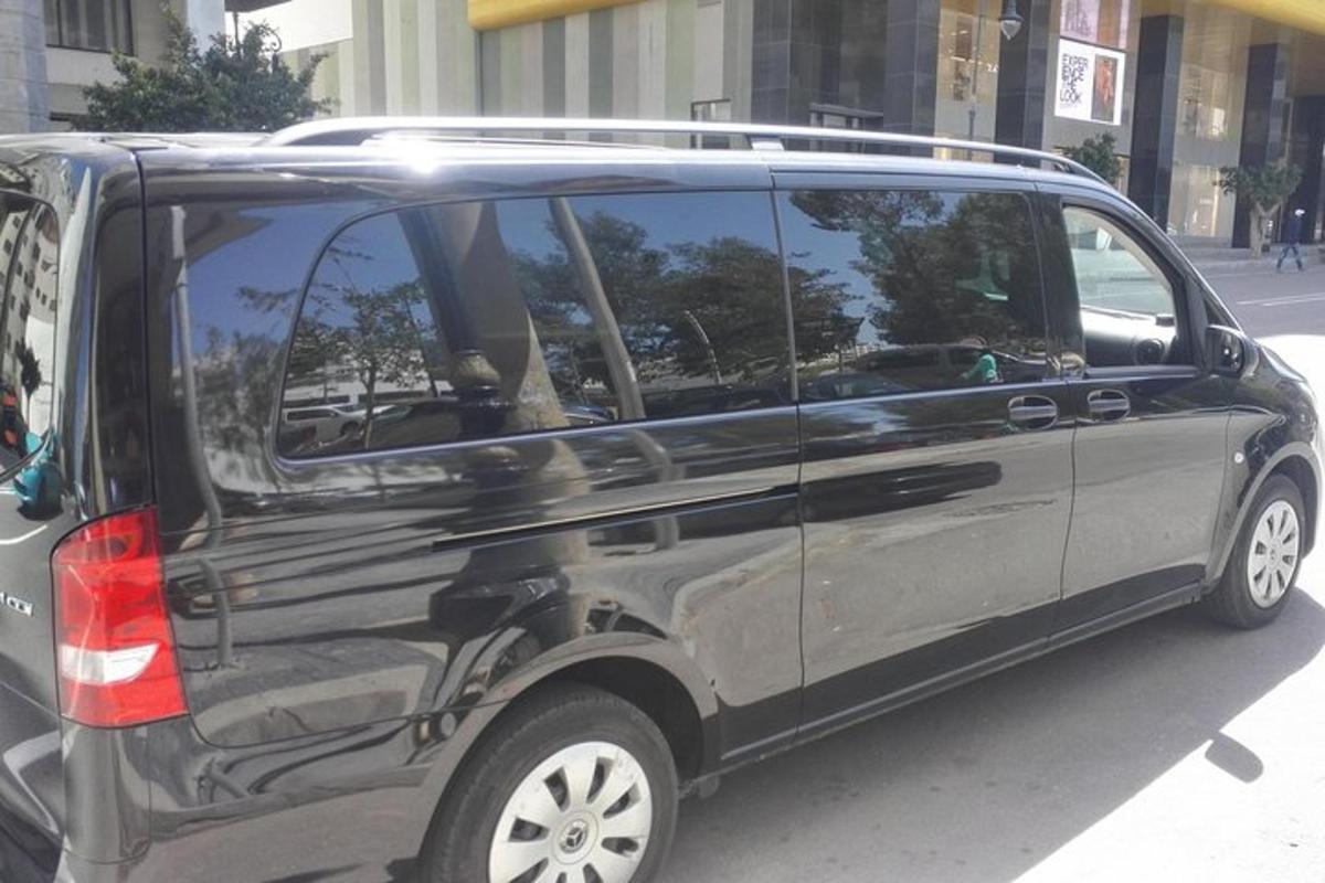 Černá dodávka parkuje na městské ulici