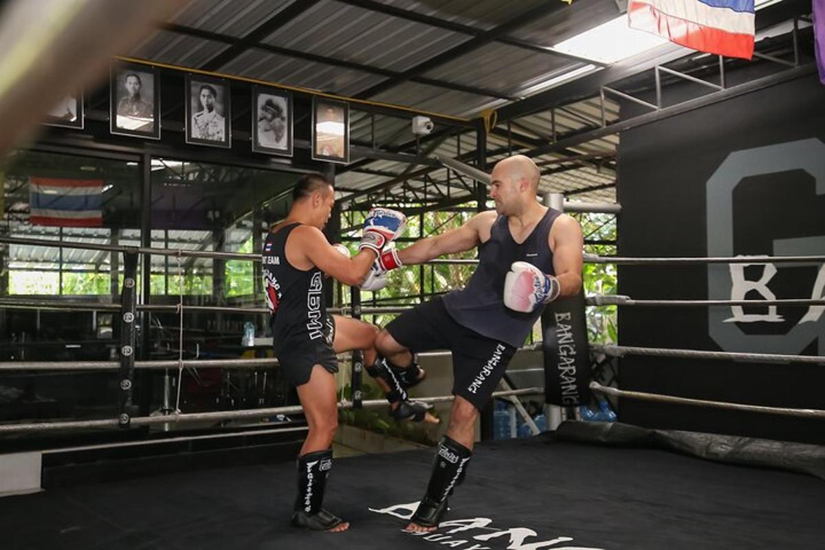 duas pessoas estão lutando boxe em um ringue de boxe