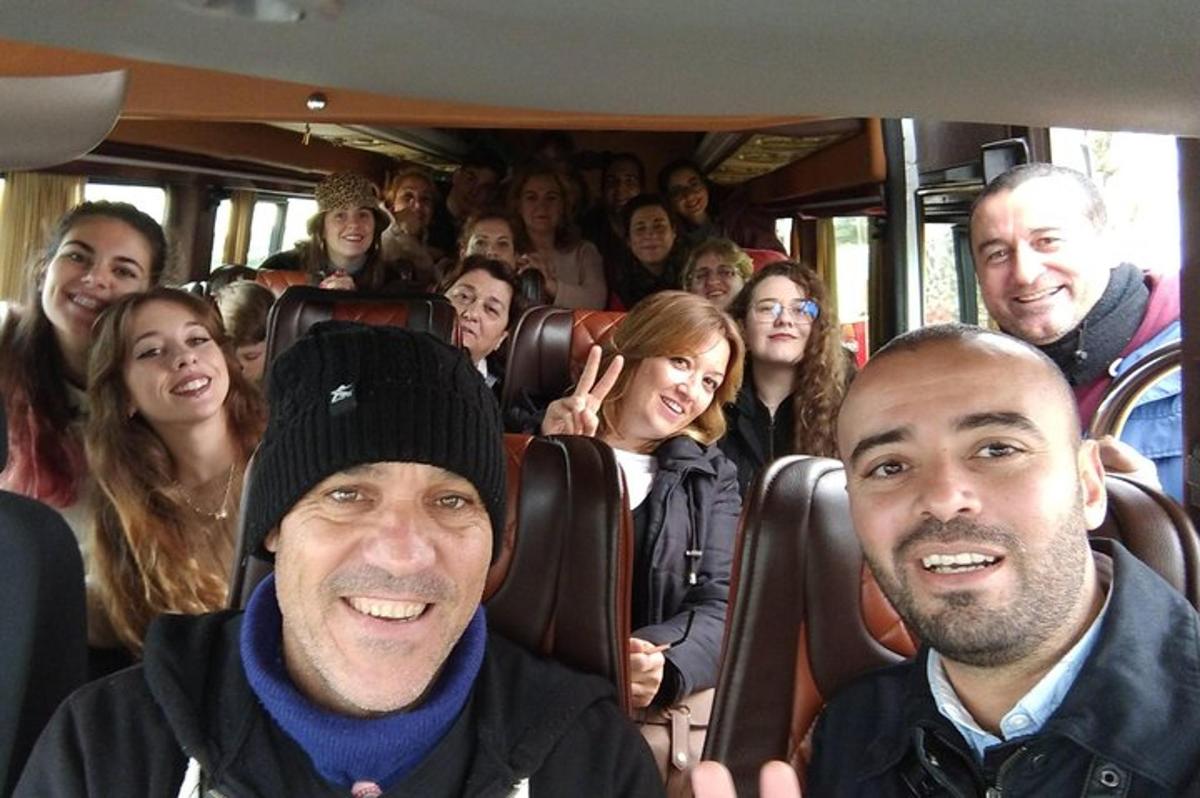 skupina lidí sedících v autobuse