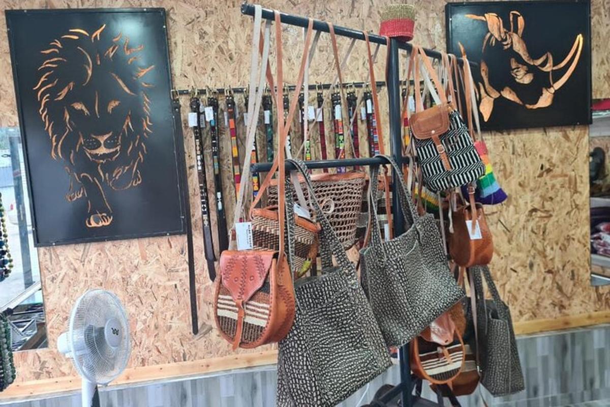 um grupo de bolsas e sacolas penduradas na parede