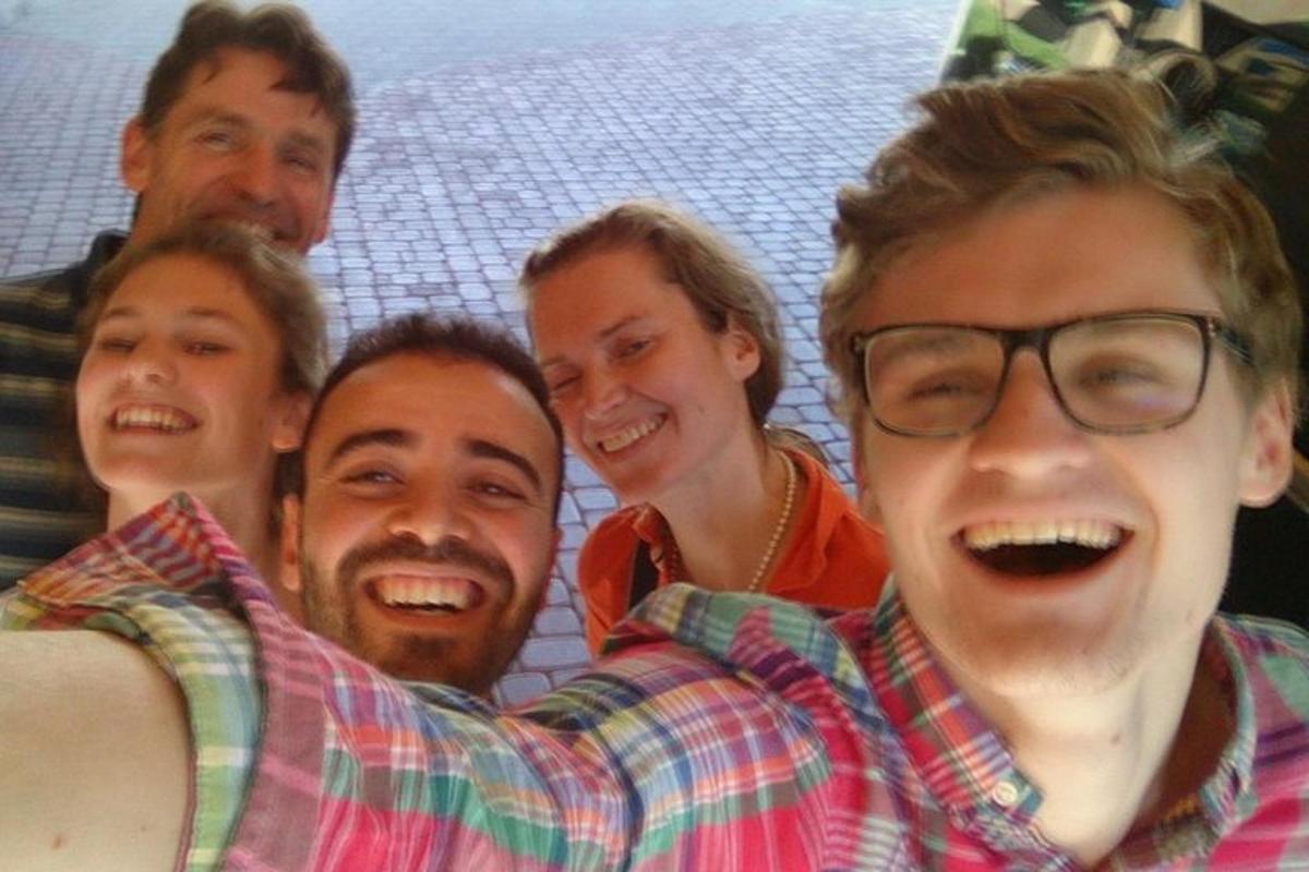 skupina lidí pózujících pro fotografii