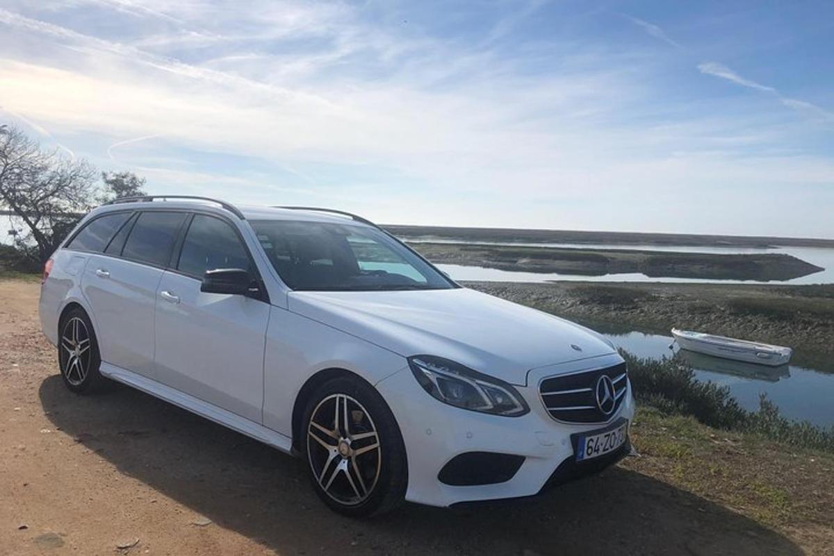 valge auto pargitud veekogu kõrvale
