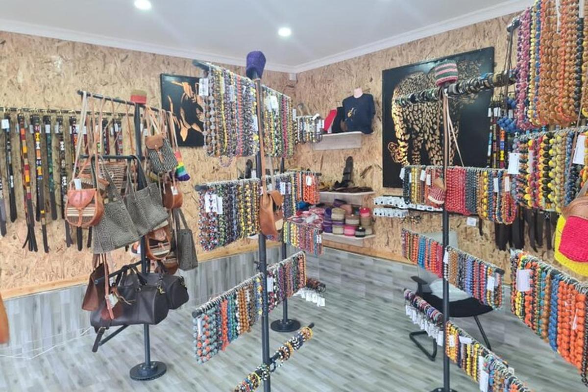 uma loja cheia de bolsas e sacolas