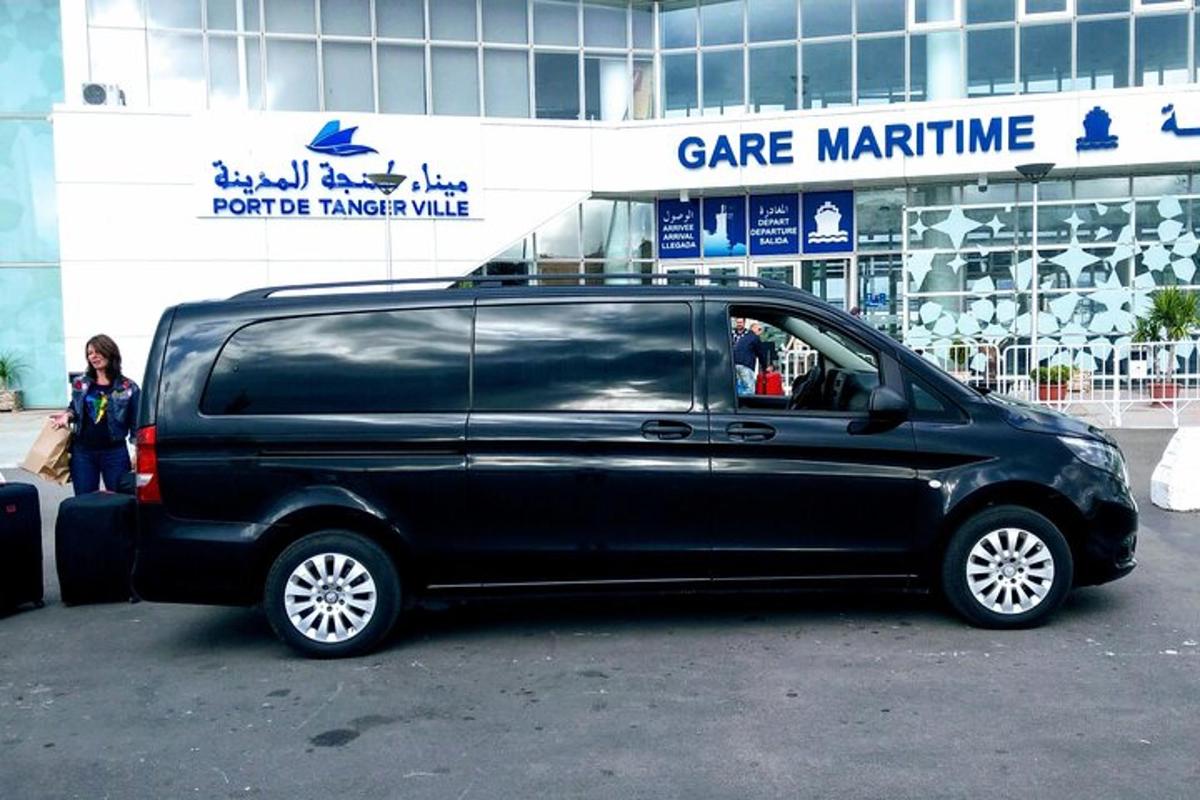 egy fekete furgon parkolt egy épület előtt