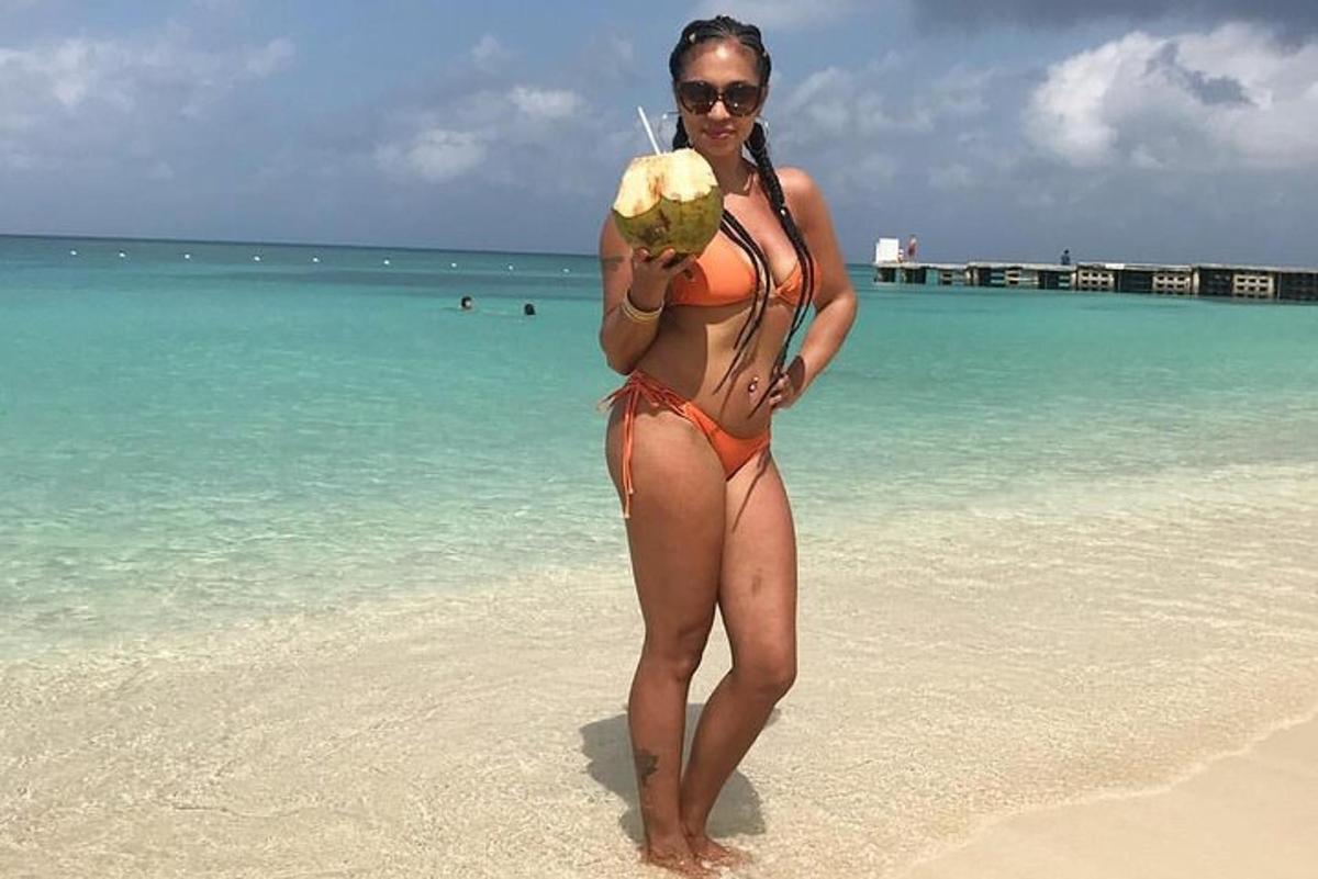 o femeie în bikini stând pe o plajă