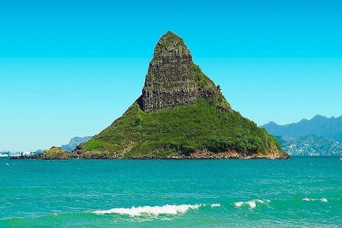 eine kleine Insel mitten im Ozean