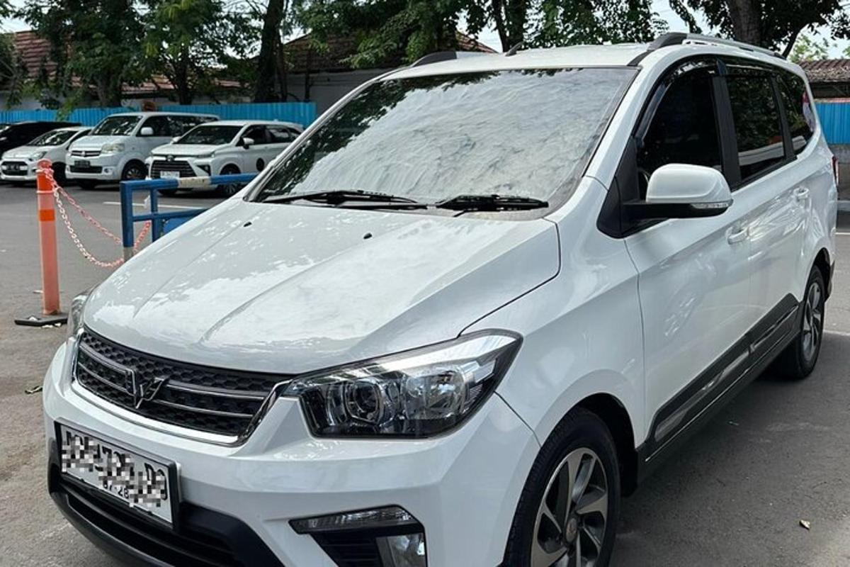 uma van branca estacionada em um estacionamento