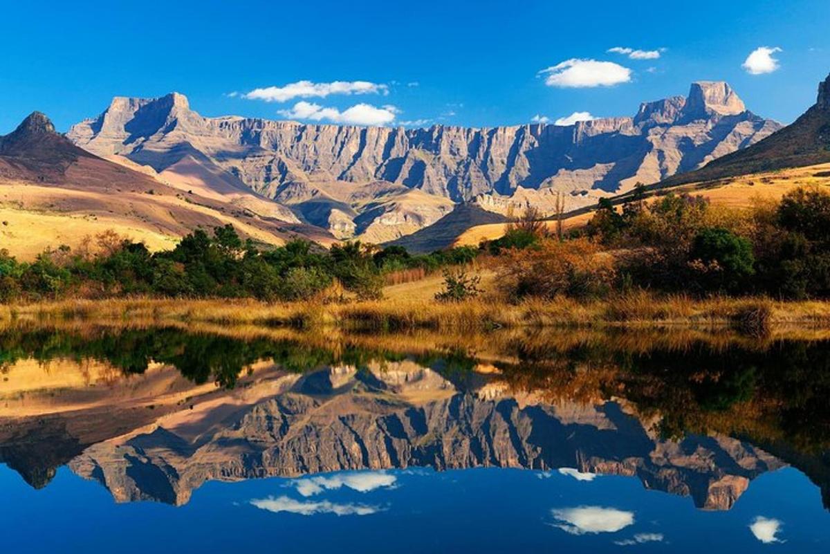 un riflesso di una montagna in uno specchio d'acqua