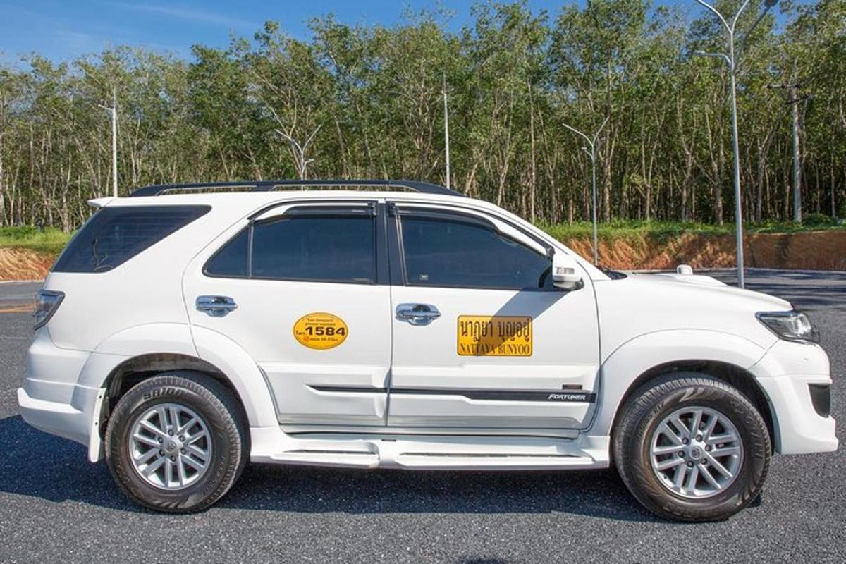 bílé SUV zaparkované na parkovišti