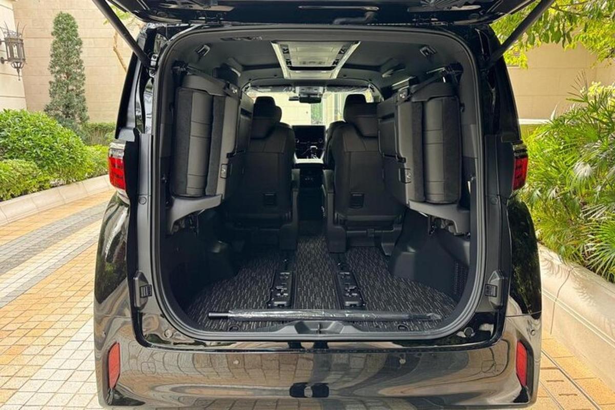 un bagagliaio aperto di una jeep grand cherokee