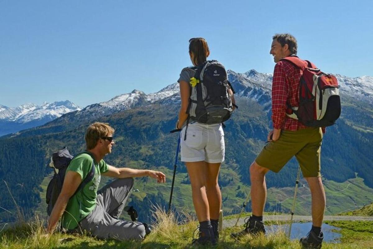 un gruppo di tre persone in piedi sulla cima di una montagna