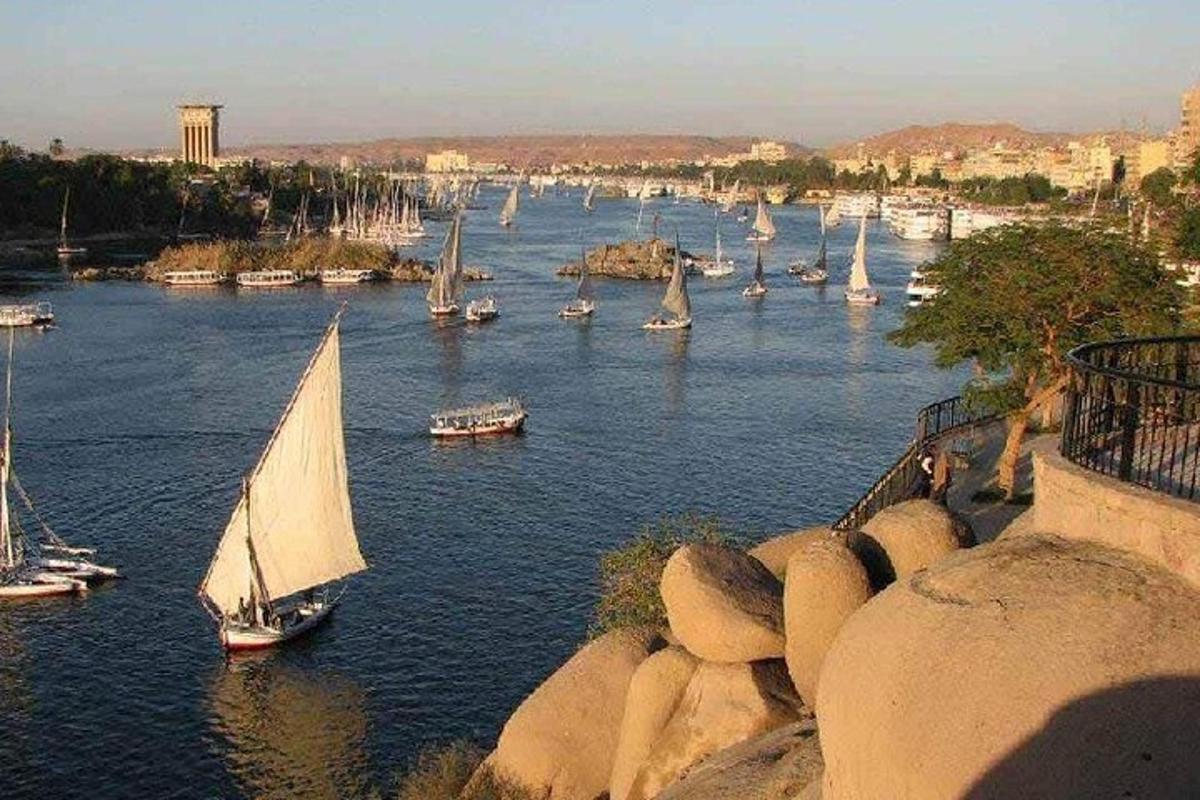 μια ομάδα σκαφών σε ένα ποτάμι με μια ομάδα ιστιοφόρων