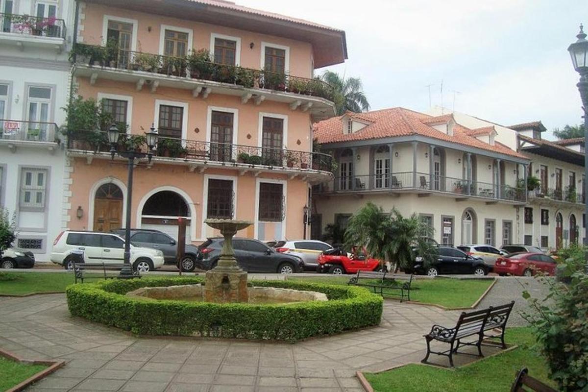 Un patio con una fuente frente a un edificio.