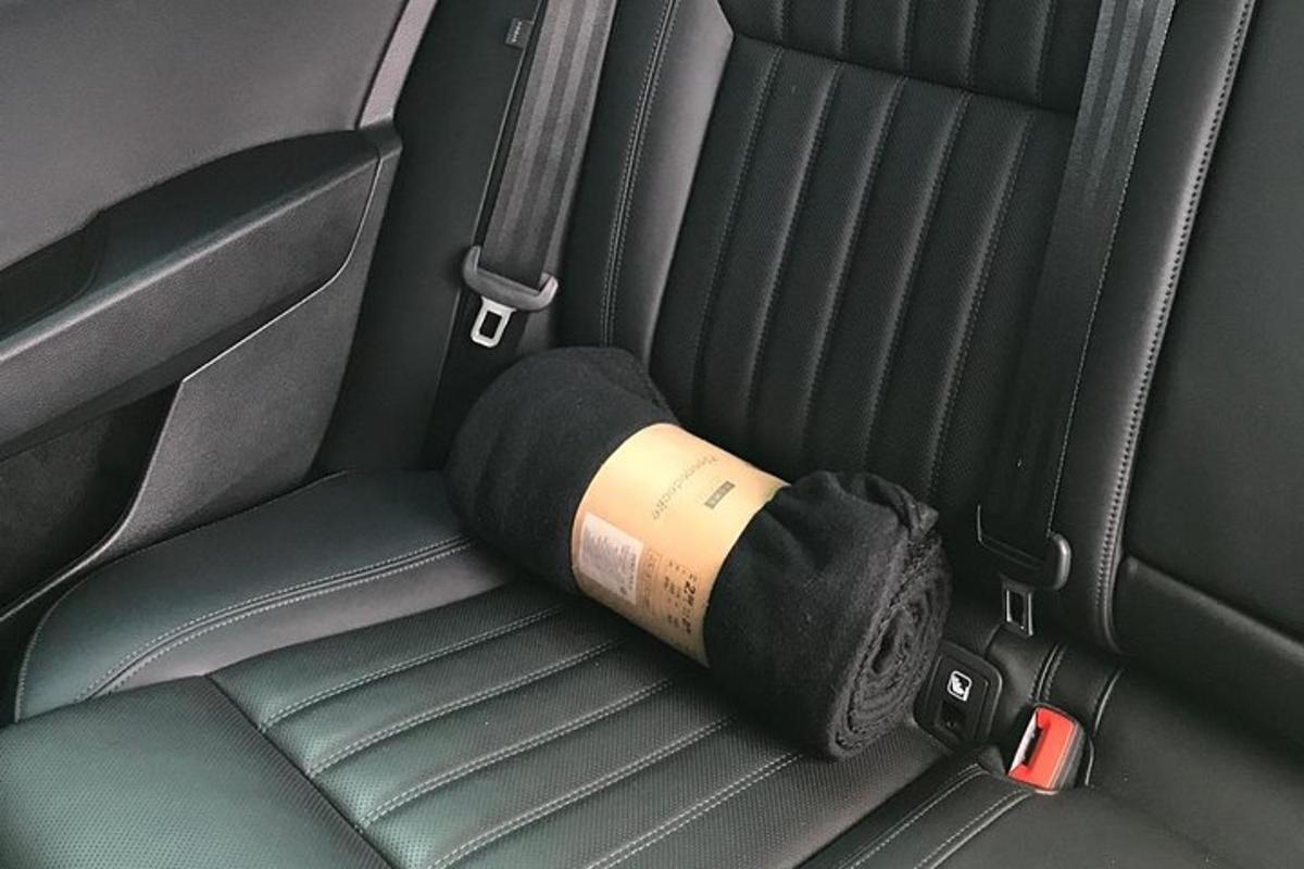 kohvitass auto tagaistmel