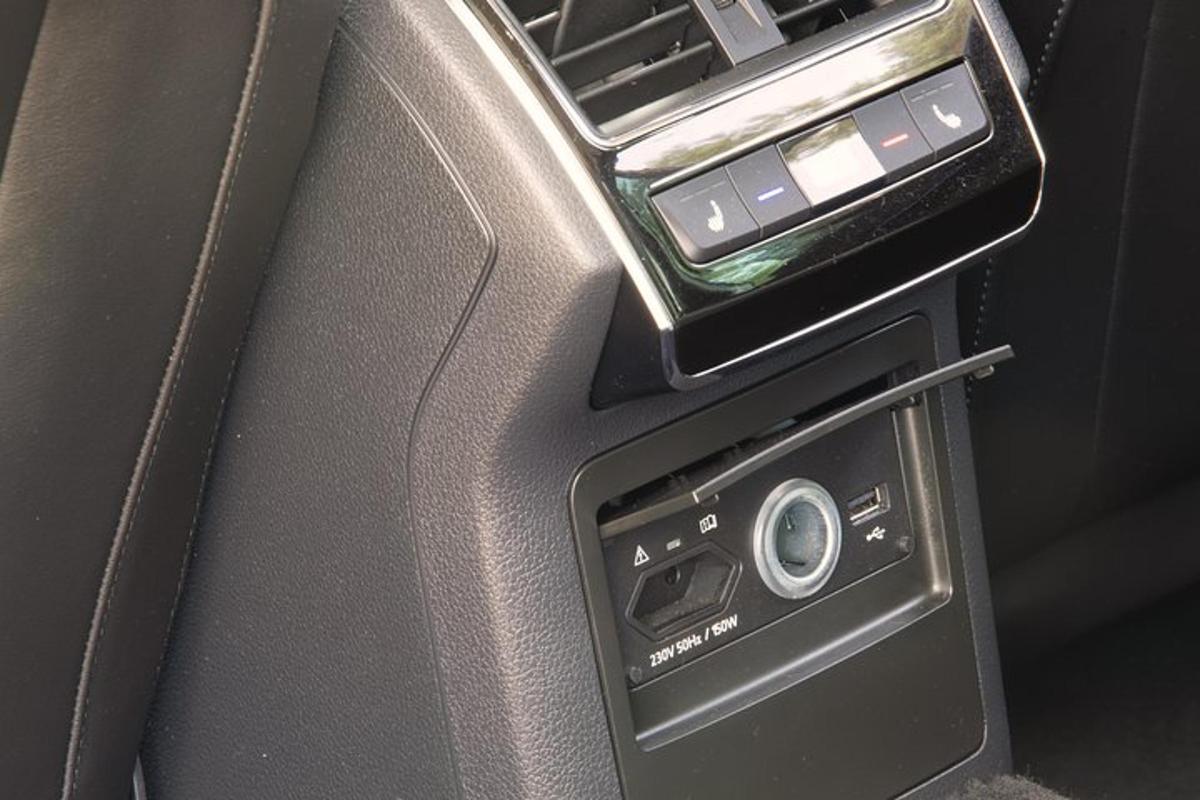 auto, mille keskkonsoolis on autokaardilugeja