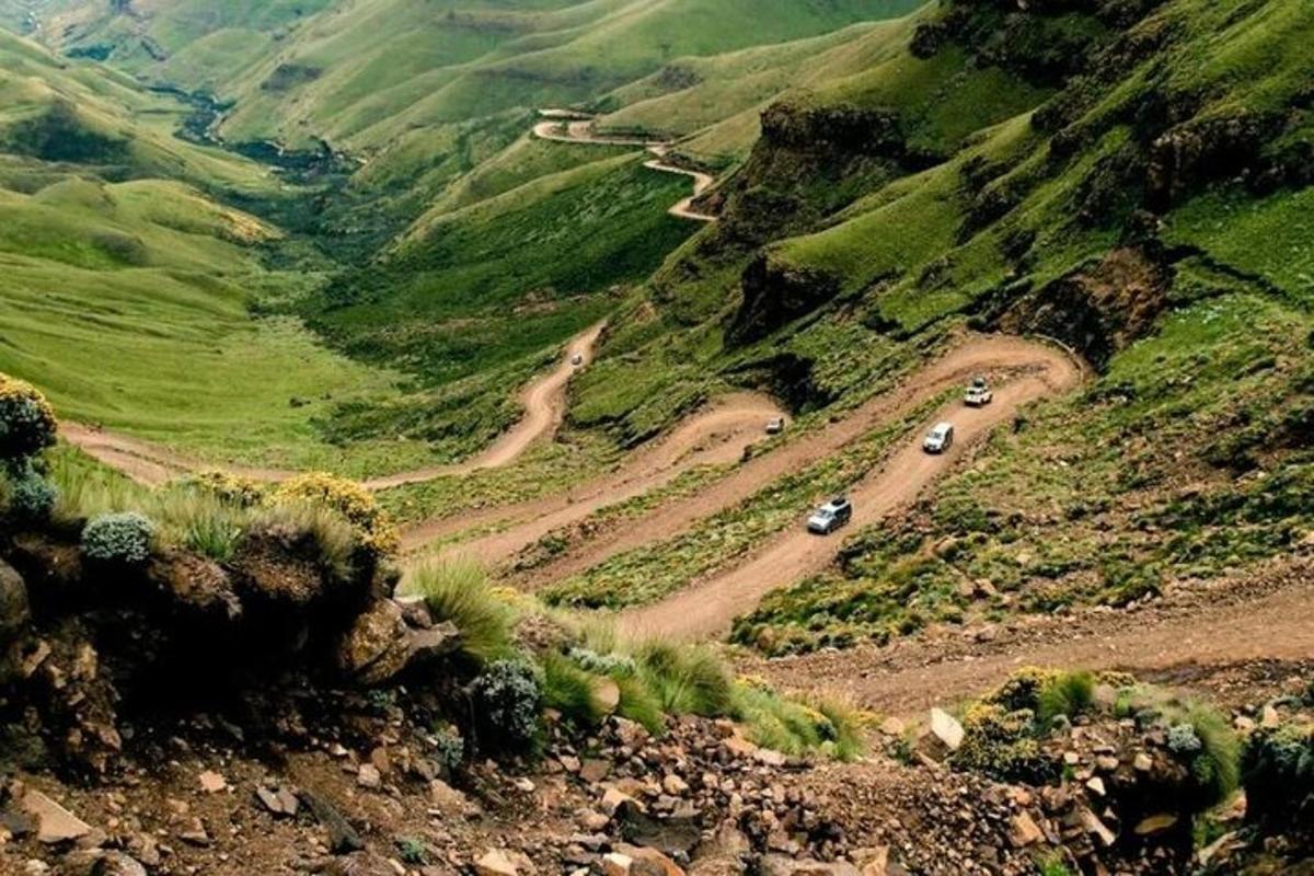 una vista di una montagna con auto su una strada