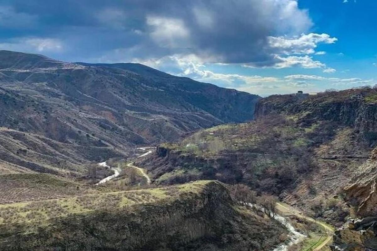 una vista di un canyon con una strada su una montagna